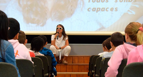 Maria Petit, comunicadora y aventurera ciega, reivindica la inclusión laboral de las personas con discapacidad en Navarra