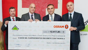 Osram y Leroy Merlin entregan un cheque a Cruz Roja por la venta de bombillas LED