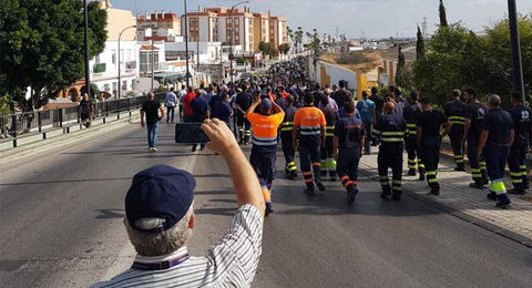 Trabajadores de astilleros vuelven a cortar la carretera en San Fernando (Cádiz)