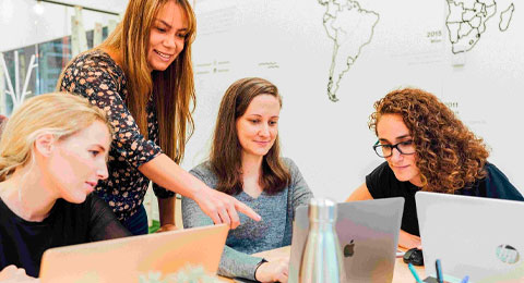 Rompiendo la brecha digital: más de 100 becas para formar a mujeres en el sector tech
