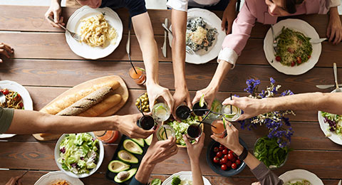 ¿Qué doce directivas se reunieron en un almuerzo por el Día de la Mujer?