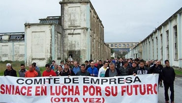 La plantilla de Sniace comienza un encierro indefinido en la fábrica de Torrelavega