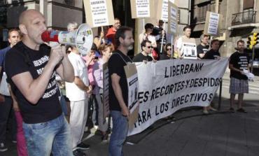 Los trabajadores de Liberbank en Gijón protestan contra del plan laboral