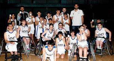Felipe Reyes y Sergio Llull, con los 40 jóvenes que participan en el Campus Inclusivo de Baloncesto