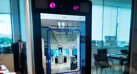 Lanzan una solución de control de acceso que reconoce el rostro con mascarilla y controla la temperatura