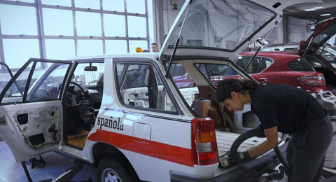 Renault homenajea a Cruz Roja restaurando el primer ‘coche médico’