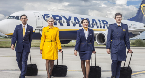 Ryanair firma un acuerdo con los sindicatos para mejorar las condiciones salariales de los tripulantes de cabina de pasajeros en España