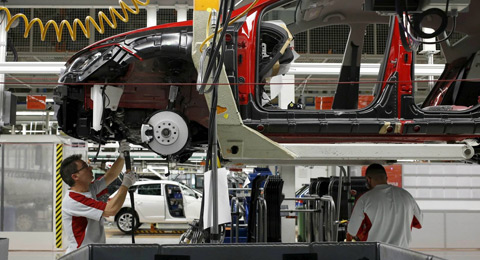 Seat contratará cien trabajadores más pese a la falta de motores