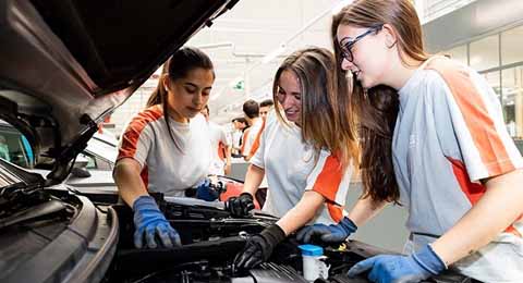 La Escuela de Aprendices de SEAT forma profesionales para el futuro del sector del automóvil y la Industria 4.0