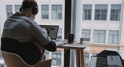 Según un estudio, el 77% de los trabajadores no está cómodo con su silla de trabajo en casa