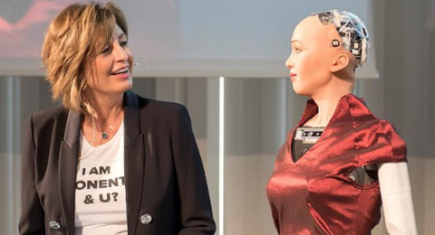Sophia, la robot humanoide, realiza una entrevista en la 5th International HR Conference