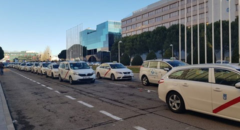Los taxistas en huelga provocan cortes en el tráfico de Madrid