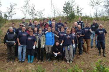 Trabajadores de Telefónica plantan 200 árboles en Morero