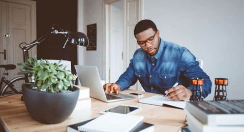 Hábitos en el trabajo que parecen productivos, pero que no lo son