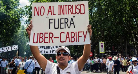 Fomento sopesa impedir a empresas como Uber vender licencias