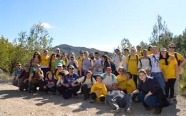 Voluntarios de Prosegur participan en una jornada de senderismo junto a personas con discapacidad