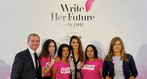 El proyecto mundial ‘Write Her Future’ ayudará a 40 mujeres con analfabetismo funcional en España